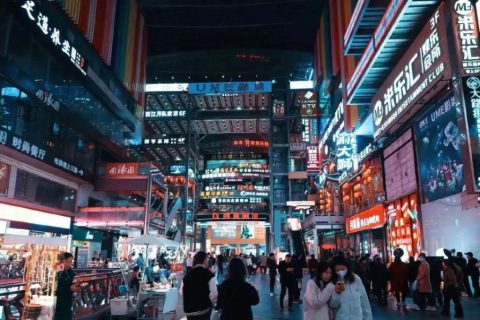 夜游重庆必吃榜：从八一路小吃到江边烧烤全收录