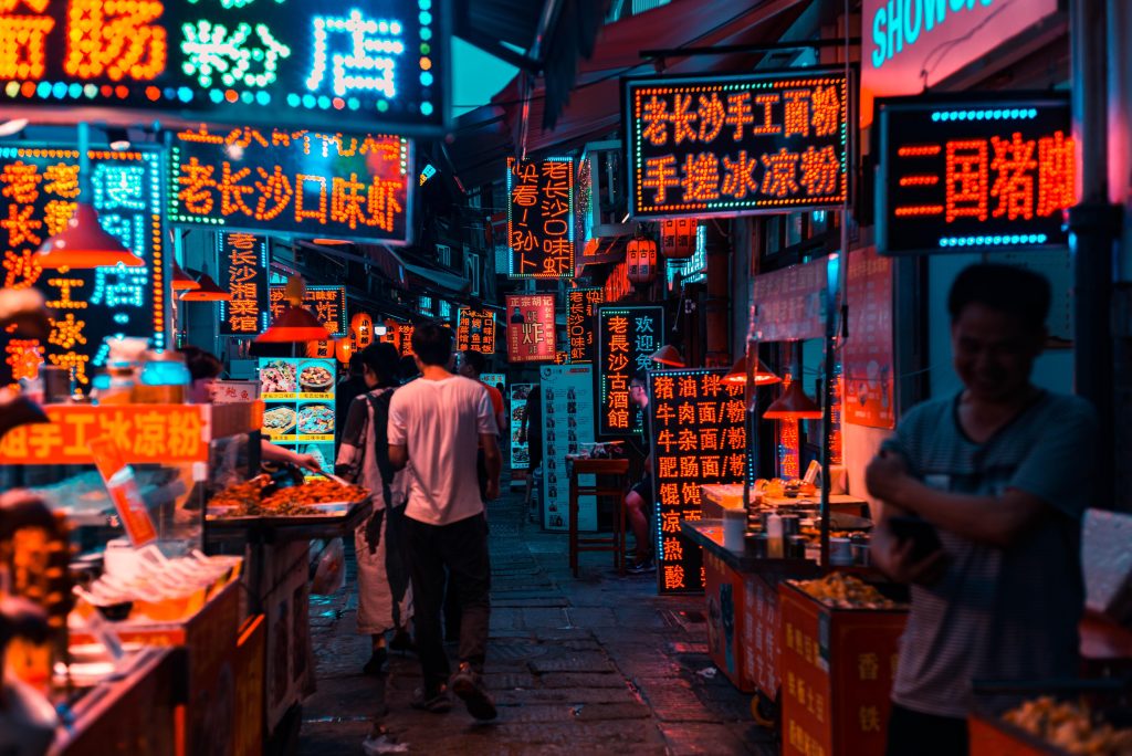 摊主女儿大口吃父母摊位剩食走红