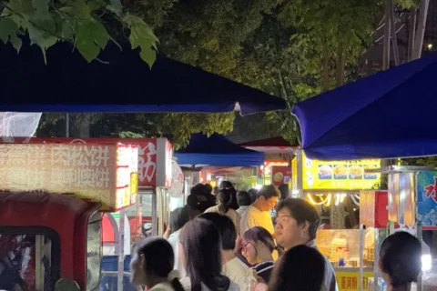 27岁小伙辞职回武汉摆摊卖麻糍 日入破千引热议
