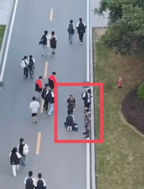 重庆职校通报“学生下跪事件”：系自发行为，非体罚或霸凌