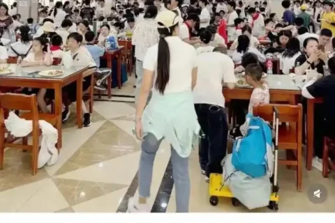 武汉大学食堂爆满 学生“无座可坐”
