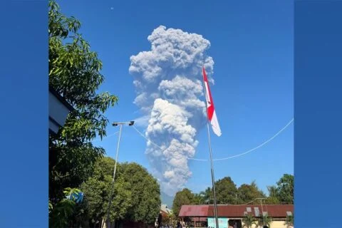 印尼火山爆发，多名登山者遇难，其余人员获救