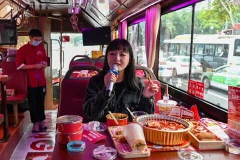 一人卡拉OK：中国万亿美元的“孤独经济”揭示了世界未来的一角