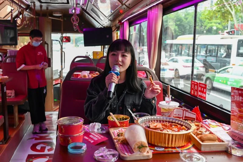 一人卡拉OK：中国万亿美元的“孤独经济”揭示了世界未来的一角