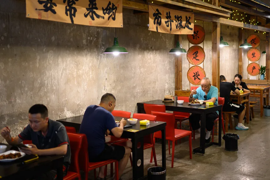 一人卡拉OK：中国万亿美元的“孤独经济”揭示了世界未来的一角